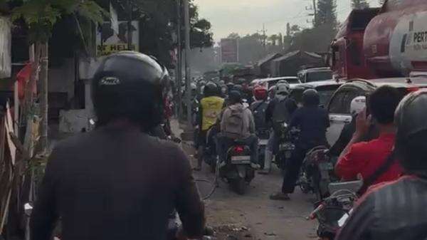 Heboh Antrean Panjang BBM di Jember Dipicu Kekhawatiran Kelangkaan Heboh Antrean Panjang BBM di Jember Dipicu Kekhawatiran Kelangkaan