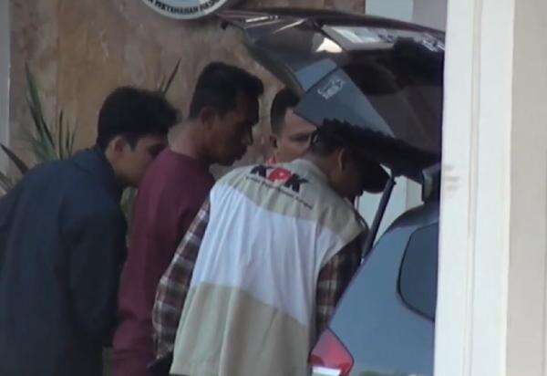 Geledah Kanwil BPN Jawa Timur, KPK Bawa Sejumlah Berkas Dokumen Geledah Kanwil BPN Jawa Timur, KPK Bawa Sejumlah Berkas Dokumen