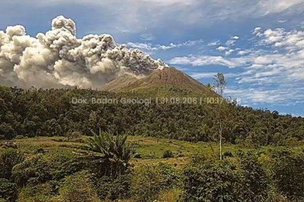 Gunung Sinabung Kembali Erupsi setelah 4 Tahun, PVMBG Minta Warga Tetap Waspada Gunung Sinabung Kembali Erupsi setelah 4 Tahun, PVMBG Minta Warga Tetap Waspada