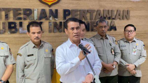 Beras SPHP Dioplos Jadi Premium, Mentan Pastikan Sanksi Tegas Pegawai Bulog Jika Terbukti Terlibat Beras SPHP Dioplos Jadi Premium, Mentan Pastikan Sanksi Tegas Pegawai Bulog Jika Terbukti Terlibat