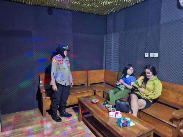 Karaoke Pelosok Desa Jombang Dirazia, Polisi Temukan LC dan Miras Karaoke Pelosok Desa Jombang Dirazia, Polisi Temukan LC dan Miras