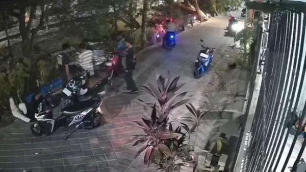 Terekam CCTV, Ayah dan 2 Anak Keroyok Remaja 14 Tahun di Makassar Terekam CCTV, Ayah dan 2 Anak Keroyok Remaja 14 Tahun di Makassar