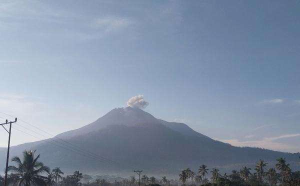 Gunung Lewotobi Laki-laki Tiga Kali Erupsi, Abu Vulkanik Mencapai 600 Meter Gunung Lewotobi Laki-laki Tiga Kali Erupsi, Abu Vulkanik Mencapai 600 Meter