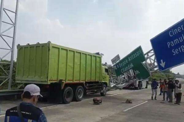 Kecelakaan Truk Tabrak Rambu Penunjuk Arah di Tol Cijago Depok, Lalu Lintas Macet Kecelakaan Truk Tabrak Rambu Penunjuk Arah di Tol Cijago Depok, Lalu Lintas Macet
