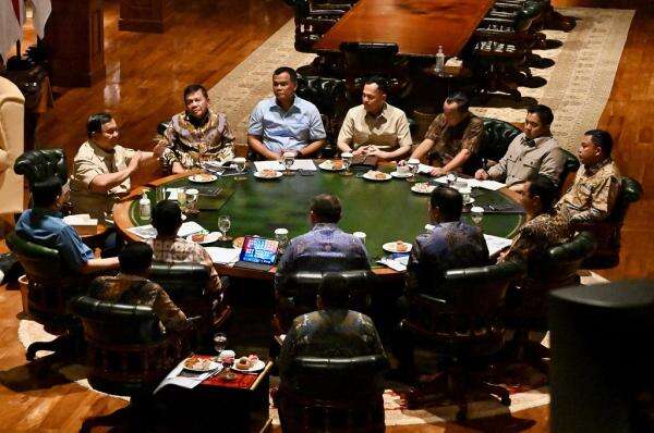 Prabowo Pimpin Ratas di Hambalang, Bahas Penanganan Karhutla Kalimantan dan Gempa NTT Prabowo Pimpin Ratas di Hambalang, Bahas Penanganan Karhutla Kalimantan dan Gempa NTT
