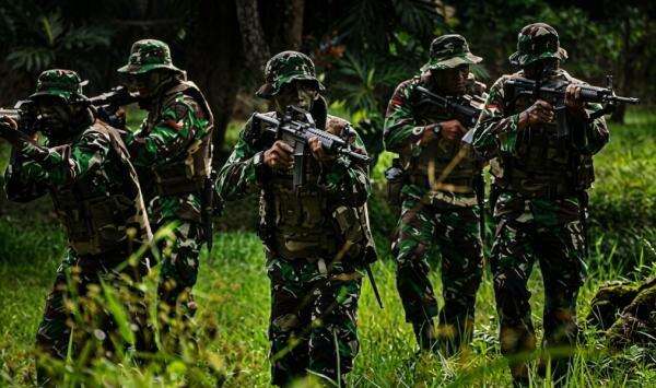 Heroik! Prajurit Kopassus Ini Selamat Usai Dihujani Peluru dan Granat oleh Musuh Heroik! Prajurit Kopassus Ini Selamat Usai Dihujani Peluru dan Granat oleh Musuh