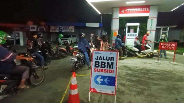 Antrean Beli BBM Pertalite Mengular, Kementerian ESDM Beberkan Penyebabnya Antrean Beli BBM Pertalite Mengular, Kementerian ESDM Beberkan Penyebabnya