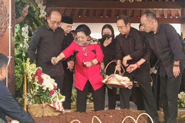 Megawati Antar Guruh Sukarnoputra ke Peristirahatan Terakhir, Tabur Bunga di Atas Makam Megawati Antar Guruh Sukarnoputra ke Peristirahatan Terakhir, Tabur Bunga di Atas Makam