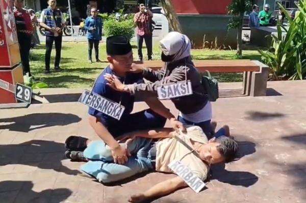 43 Adegan Rekonstruksi Ungkap Detik-Detik Suami Aniaya Selingkuhan Istri hingga Tewas 43 Adegan Rekonstruksi Ungkap Detik-Detik Suami Aniaya Selingkuhan Istri hingga Tewas