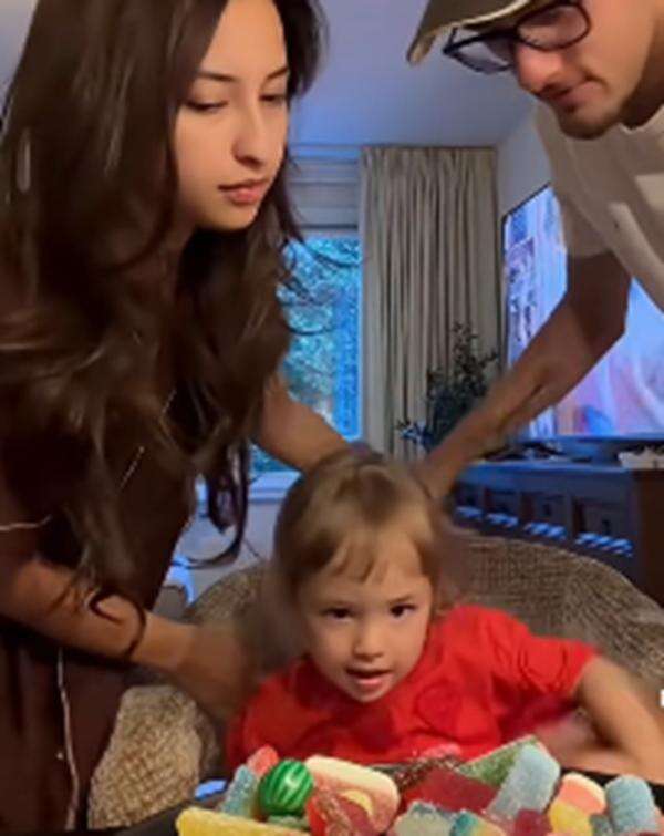 Parenting ala Jennifer Coppen dan Justin Hubner: Uji Kejujuran dan Kesabaran Kamari Lewat Permen Parenting ala Jennifer Coppen dan Justin Hubner: Uji Kejujuran dan Kesabaran Kamari Lewat Permen