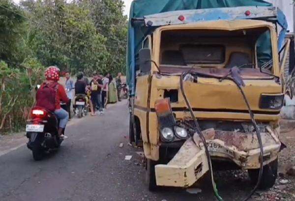 Truk Sembako Seruduk Acara Hajatan dan 7 Mobil di Lumajang, 1 Tewas 7 Luka-Luka Truk Sembako Seruduk Acara Hajatan dan 7 Mobil di Lumajang, 1 Tewas 7 Luka-Luka