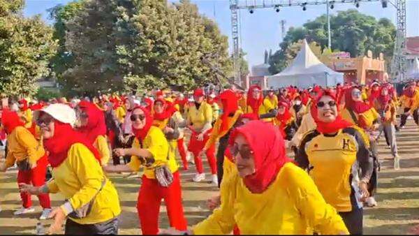 Warga Tumpah Ruah Rayakan HUT Pati ke-703, Road to Kilau Raya MNC Hadirkan Senam hingga Pawai Artis Warga Tumpah Ruah Rayakan HUT Pati ke-703, Road to Kilau Raya MNC Hadirkan Senam hingga Pawai Artis