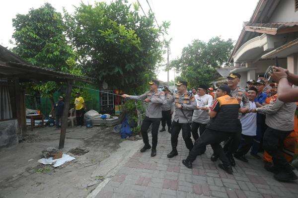 Polres Kepulauan Seribu Robohkan Rumah Warga Tak Layak Huni, Kapolres: Dibedah Agar Aman Polres Kepulauan Seribu Robohkan Rumah Warga Tak Layak Huni, Kapolres: Dibedah Agar Aman