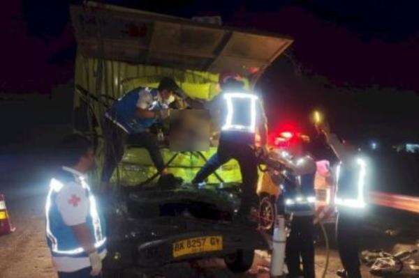 Kecelakaan Mobil Boks Tabrak Truk di Tol Medan-Tebingtinggi, 3 Orang Tewas Kecelakaan Mobil Boks Tabrak Truk di Tol Medan-Tebingtinggi, 3 Orang Tewas