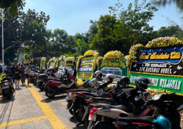 Rachmat Gobel Meninggal Dunia, Karangan Bunga Penuhi Rumah Duka di Tebet Rachmat Gobel Meninggal Dunia, Karangan Bunga Penuhi Rumah Duka di Tebet
