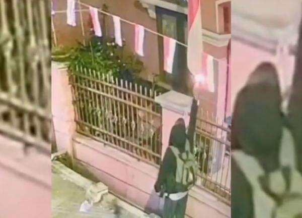 Polisi Kaitkan Pria Viral Bakar Bendera Merah Putih dengan Pembakaran Warung di Bandung Polisi Kaitkan Pria Viral Bakar Bendera Merah Putih dengan Pembakaran Warung di Bandung