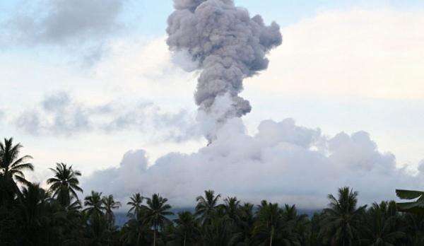 Gunung Ibu di Malut Erupsi, Lontarkan Abu Vulkanik Setinggi 500 Meter Gunung Ibu di Malut Erupsi, Lontarkan Abu Vulkanik Setinggi 500 Meter