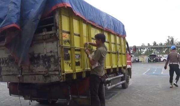Polisi Bongkar Gudang Penimbunan Solar Subsidi di Lampung Selatan, 2,3 Ton BBM Disita Polisi Bongkar Gudang Penimbunan Solar Subsidi di Lampung Selatan, 2,3 Ton BBM Disita