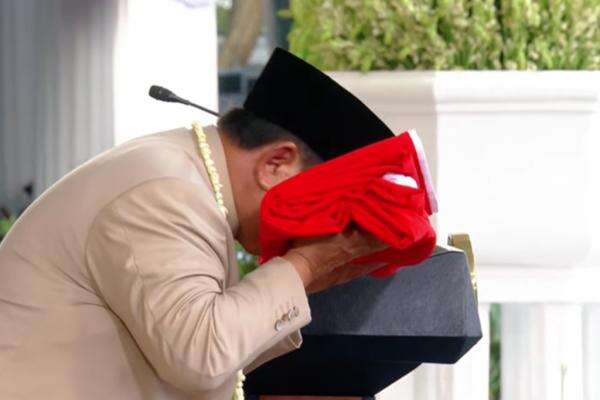 Momen Prabowo Cium Sang Merah Putih di Upacara Penurunan Bendera HUT ke-81 RI Momen Prabowo Cium Sang Merah Putih di Upacara Penurunan Bendera HUT ke-81 RI
