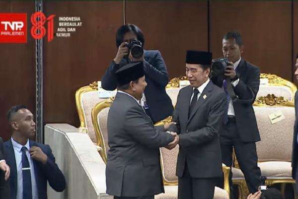 Momen Prabowo Salami Jokowi usai Pidato Kenegaraan, Saling Hormat hingga Beri Gestur Jempol Momen Prabowo Salami Jokowi usai Pidato Kenegaraan, Saling Hormat hingga Beri Gestur Jempol