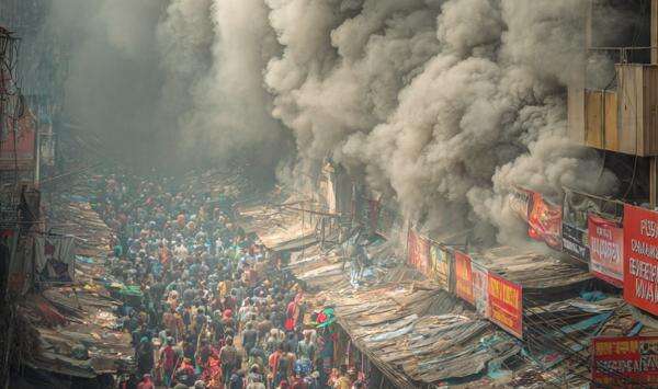 Kabel Bawah Tanah Overheat, Asap Pekat Kepung Pertokoan Pasar Baru Kabel Bawah Tanah Overheat, Asap Pekat Kepung Pertokoan Pasar Baru