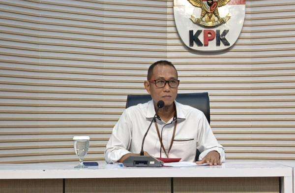 KPK Tahan 3 Tersangka Kasus Suap Dana Hibah Pokmas Jatim KPK Tahan 3 Tersangka Kasus Suap Dana Hibah Pokmas Jatim