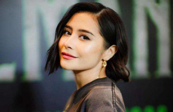 Prilly Latuconsina Ingin Spill Isi Buku Omara Esteghlal, Netizen: Maaf, Enggak Minat! Prilly Latuconsina Ingin Spill Isi Buku Omara Esteghlal, Netizen: Maaf, Enggak Minat!