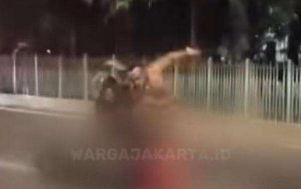Viral Pria Bugil Pukul Pengendara hingga Terjatuh di Lenteng Agung Jaksel Viral Pria Bugil Pukul Pengendara hingga Terjatuh di Lenteng Agung Jaksel
