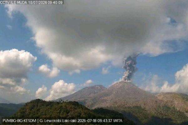 Gunung Lewotobi Laki-laki di NTT Erupsi, Kolom Abu Capai 1.000 Meter Gunung Lewotobi Laki-laki di NTT Erupsi, Kolom Abu Capai 1.000 Meter