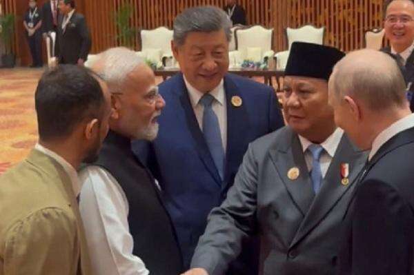 Momen Prabowo, Modi, Putin dan Xi Jinping Berbincang Hangat di Sela KTT BRICS Momen Prabowo, Modi, Putin dan Xi Jinping Berbincang Hangat di Sela KTT BRICS