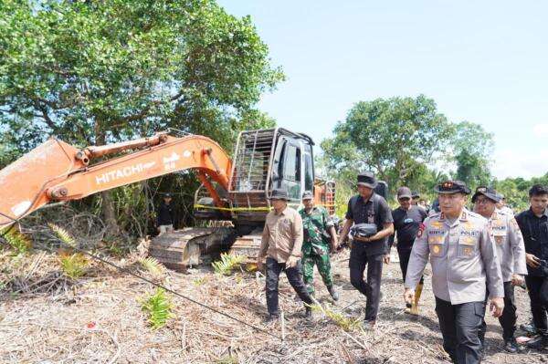 Kapolda Riau Tinjau Perusakan 118 Hektare Mangrove, Dua Orang Tersangka Dijerat Kapolda Riau Tinjau Perusakan 118 Hektare Mangrove, Dua Orang Tersangka Dijerat