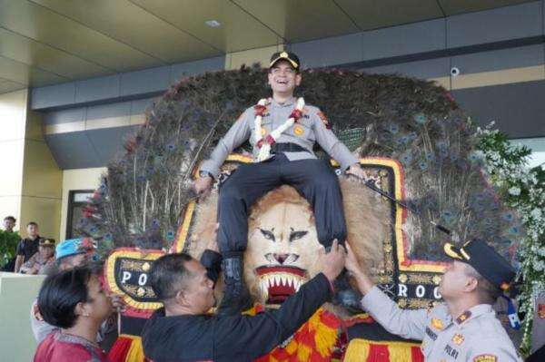 Momen Kapolres Sukoharjo AKBP Andika Dharma Sena Disambut Pedang Pora hingga Naik Reog Momen Kapolres Sukoharjo AKBP Andika Dharma Sena Disambut Pedang Pora hingga Naik Reog