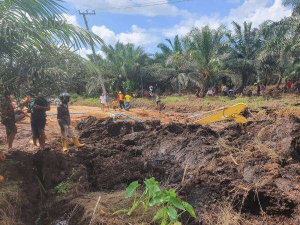 DPRD dan PUPR Sulbar Tinjau Tanah Bergerak di Mamuju Tengah DPRD dan PUPR Sulbar Tinjau Tanah Bergerak di Mamuju Tengah