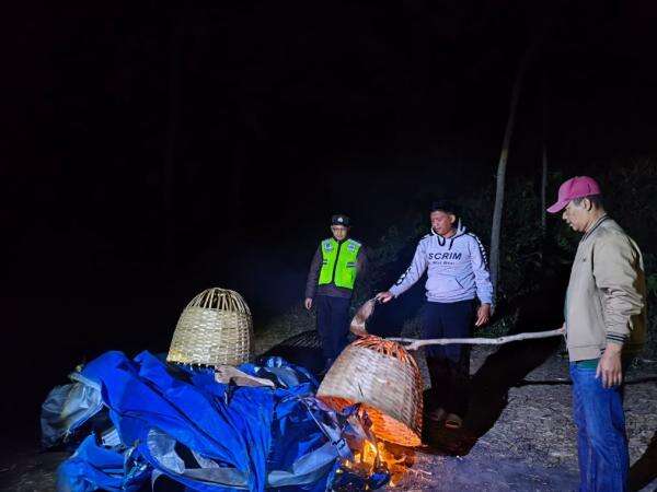 Arena Sabung Ayam Tersembunyi di Singosari Malang Dibongkar dan Dibakar Polisi Arena Sabung Ayam Tersembunyi di Singosari Malang Dibongkar dan Dibakar Polisi