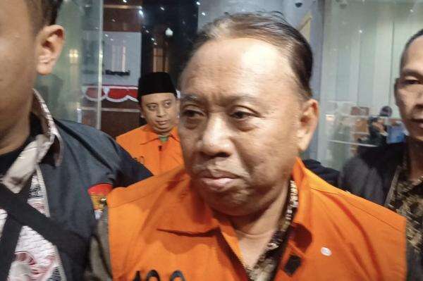 Pakai Rompi Oranye KPK, Rektor Unsoed Bungkam saat Digiring ke Mobil Tahanan Pakai Rompi Oranye KPK, Rektor Unsoed Bungkam saat Digiring ke Mobil Tahanan