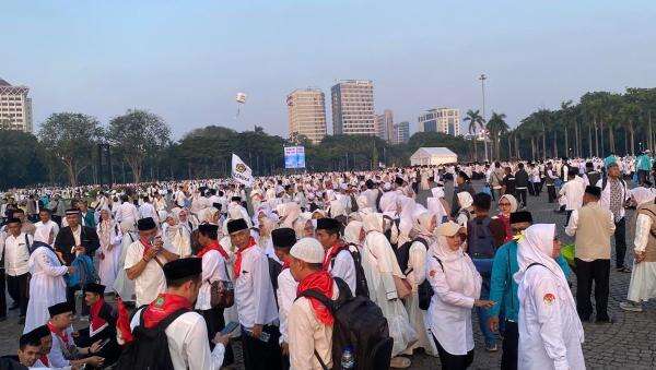 Ribuan Orang Mulai Padati Monas, Antusias Ikuti Zikir dan Doa Kebangsaan Ribuan Orang Mulai Padati Monas, Antusias Ikuti Zikir dan Doa Kebangsaan