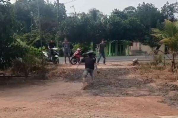 Viral Duel 2 Pemuda Bersajam di Lampung Timur, Sama-Sama Luka dan Saling Lapor Polisi Viral Duel 2 Pemuda Bersajam di Lampung Timur, Sama-Sama Luka dan Saling Lapor Polisi