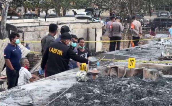 Kebakaran Kampung Adat Sade Lombok, Tim Labfor Polda Bali Olah TKP di Titik Api Kebakaran Kampung Adat Sade Lombok, Tim Labfor Polda Bali Olah TKP di Titik Api