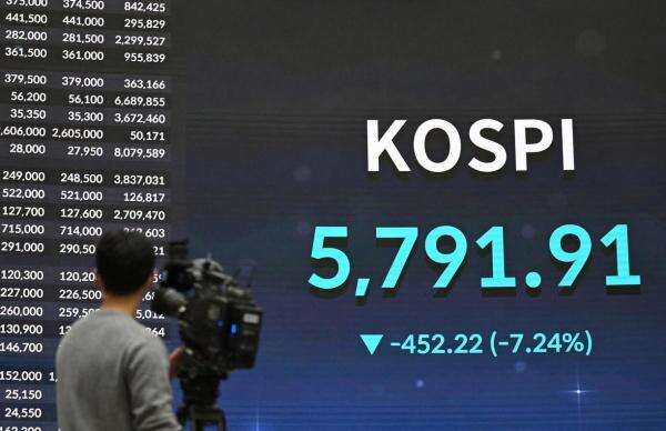 KOSPI Korsel Jatuh Hampir 9 Persen, Saham Chip SK Hynix dan Samsung Tumbang KOSPI Korsel Jatuh Hampir 9 Persen, Saham Chip SK Hynix dan Samsung Tumbang