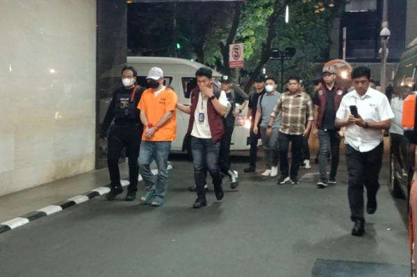 WNA Taiwan Tersangka Kasus 1,16 Ton Ketamine Dibawa ke Bareskrim, Terancam 12 Tahun Penjara WNA Taiwan Tersangka Kasus 1,16 Ton Ketamine Dibawa ke Bareskrim, Terancam 12 Tahun Penjara