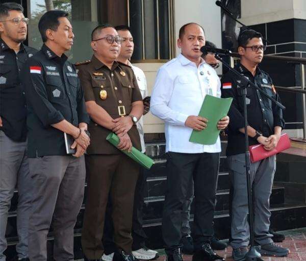 Berkas Perkara Korupsi MBG Lengkap, Kejagung Serahkan Dadan Cs ke Penuntut Umum Berkas Perkara Korupsi MBG Lengkap, Kejagung Serahkan Dadan Cs ke Penuntut Umum