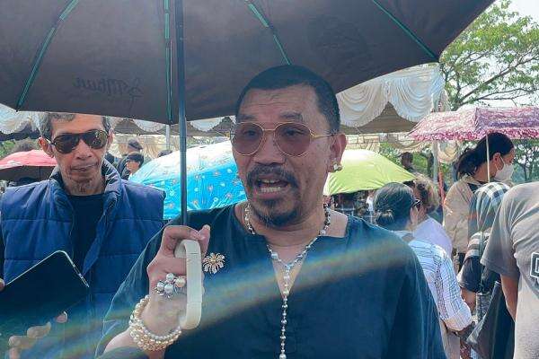 Demi Hadiri Pemakaman Temon, Mongol Stres Rela Naik Pesawat Kelas Bisnis dari Bali Demi Hadiri Pemakaman Temon, Mongol Stres Rela Naik Pesawat Kelas Bisnis dari Bali