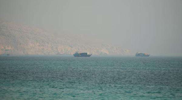Selat Hormuz Ditutup, AS dan Iran Saling Lancarkan Serangan Rudal Selat Hormuz Ditutup, AS dan Iran Saling Lancarkan Serangan Rudal