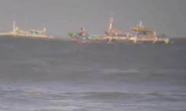Perahu Nelayan Tenggelam Diterjang Ombak di Perairan Puger Jember, 4 ABK Selamat Perahu Nelayan Tenggelam Diterjang Ombak di Perairan Puger Jember, 4 ABK Selamat