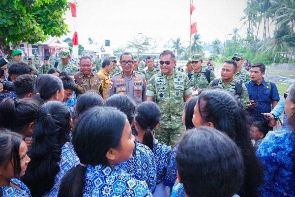 Kunjungi Pulau Miangas, Jenderal Maruli Petakan Kebutuhan Pembangunan Perbatasan Kunjungi Pulau Miangas, Jenderal Maruli Petakan Kebutuhan Pembangunan Perbatasan