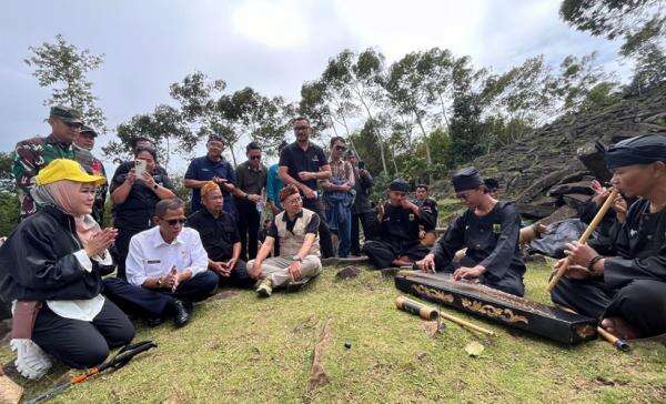 Ketua DPRD Cianjur Metty Triantika Dukung Penuh Situs Gunung Padang Jadi Warisan Dunia UNESCO Ketua DPRD Cianjur Metty Triantika Dukung Penuh Situs Gunung Padang Jadi Warisan Dunia UNESCO