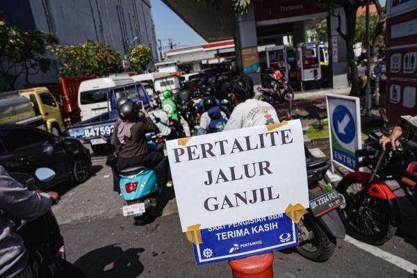 Isi BBM di Bali Pakai Sistem Ganjil Genap, Antrean SPBU Mulai Terurai Isi BBM di Bali Pakai Sistem Ganjil Genap, Antrean SPBU Mulai Terurai