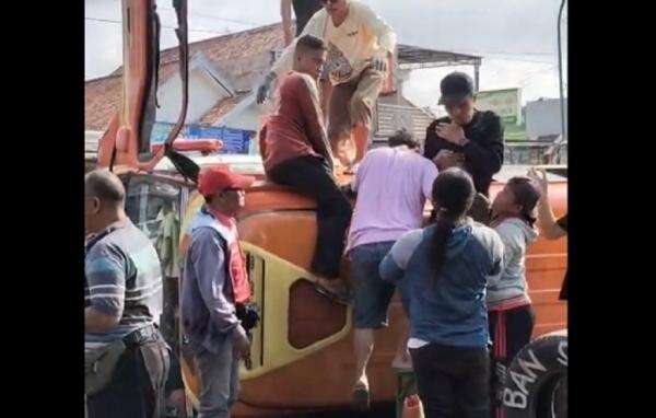 Detik-Detik Innova Tabrak Motor dan 2 Minibus di Bangkalan, Sopir Diduga Mabuk Detik-Detik Innova Tabrak Motor dan 2 Minibus di Bangkalan, Sopir Diduga Mabuk