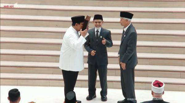Momen Prabowo Cium Alquran Pemberian Pimpinan Gontor Momen Prabowo Cium Alquran Pemberian Pimpinan Gontor