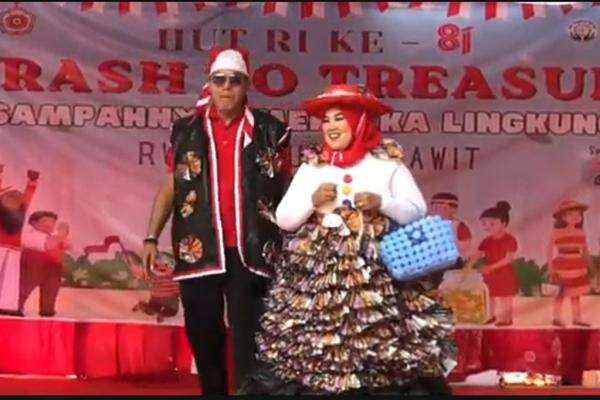 Kreatif! Warga Jaktim Lomba Fashion Show dari Sampah Plastik Meriahkan HUT ke-81 RI Kreatif! Warga Jaktim Lomba Fashion Show dari Sampah Plastik Meriahkan HUT ke-81 RI